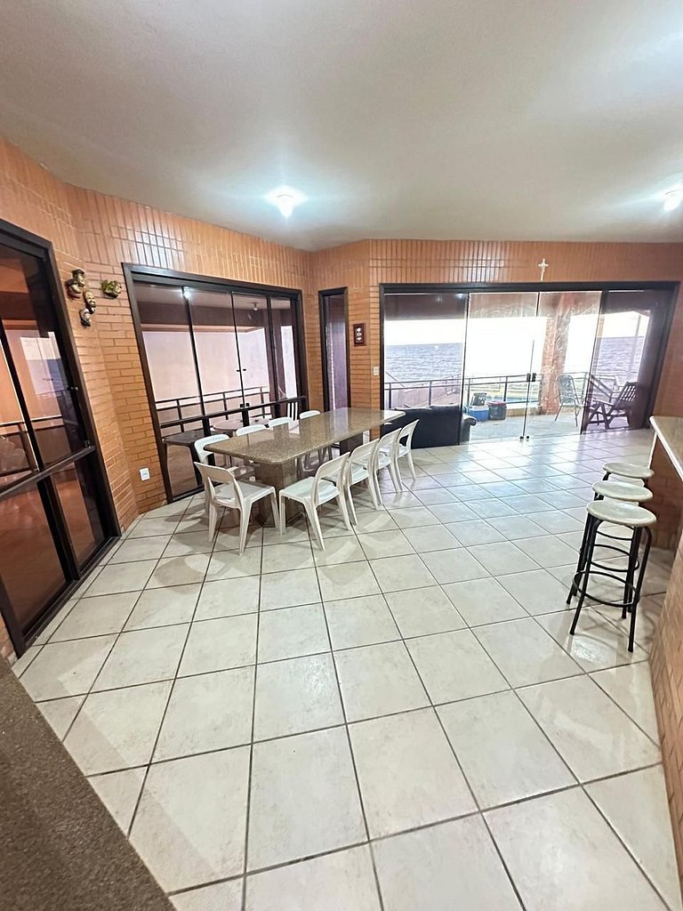 Refúgio Vista Mar com Piscina e 5 Suítes Espaçosas