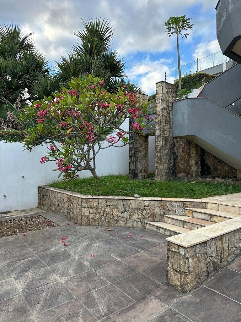 Refúgio Vista Mar com Piscina e 5 Suítes Espaçosas